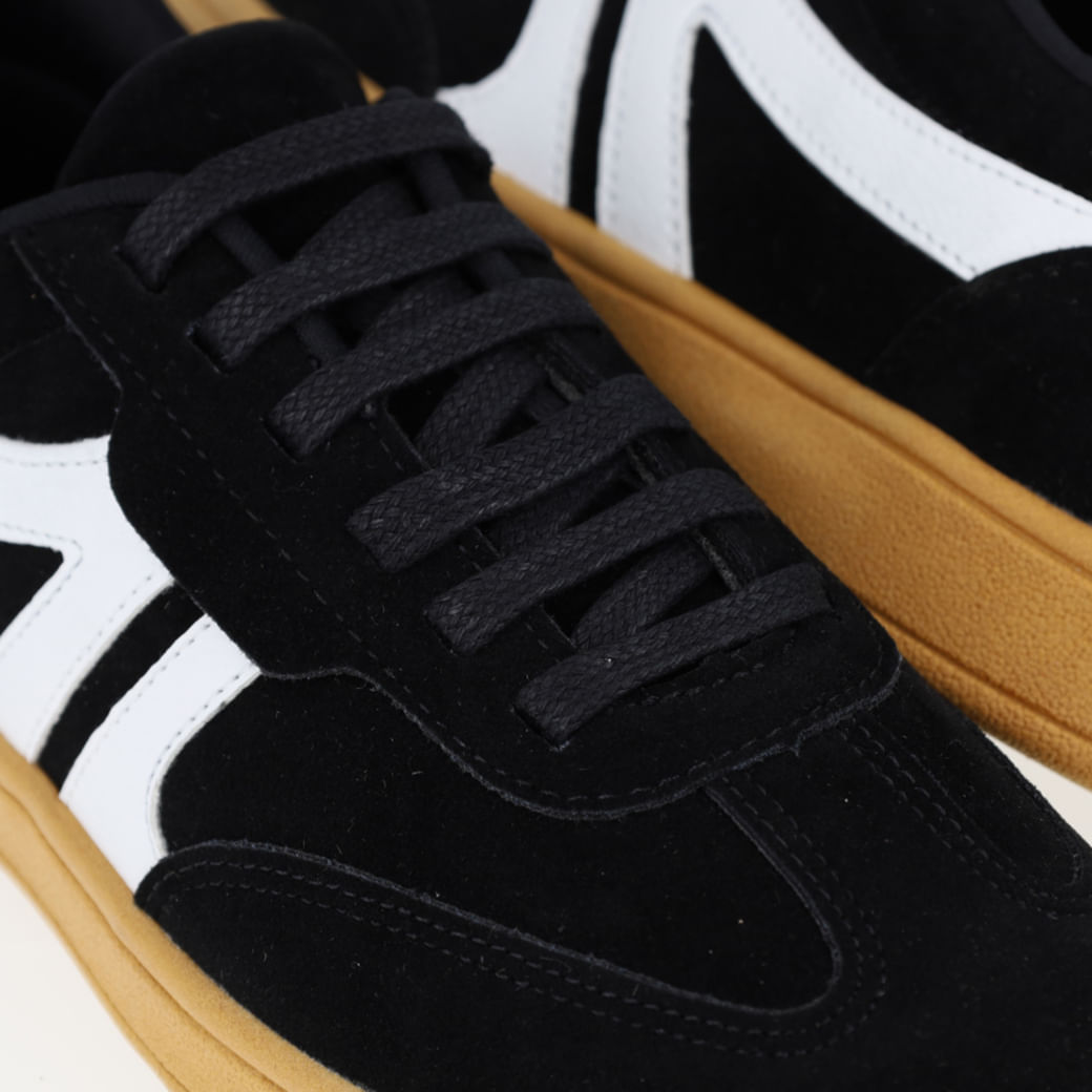 Tênis casual feminino preto com detalhes brancos, mostrando tabela de numeração